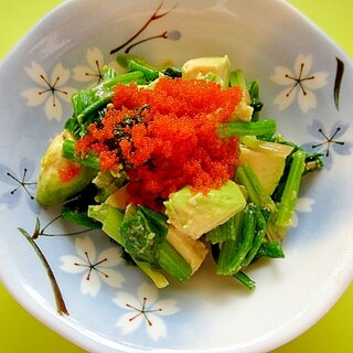 とびっこを乗せて☆ほうれん草とアボカドの麺つゆ和え